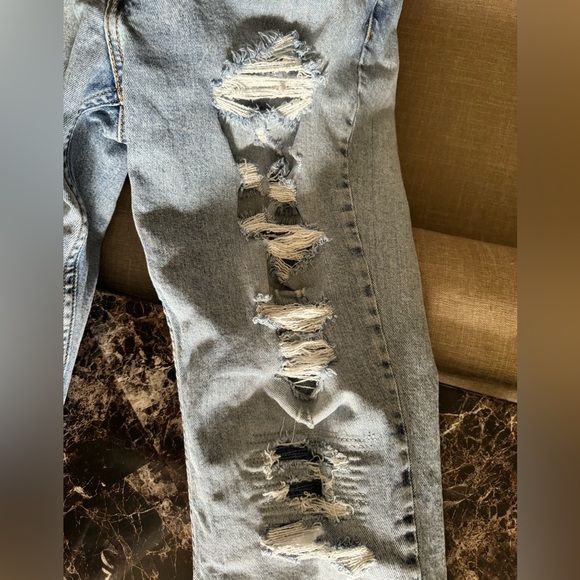 Men’s Distressed Levi Jeans - Picture 3 of 8